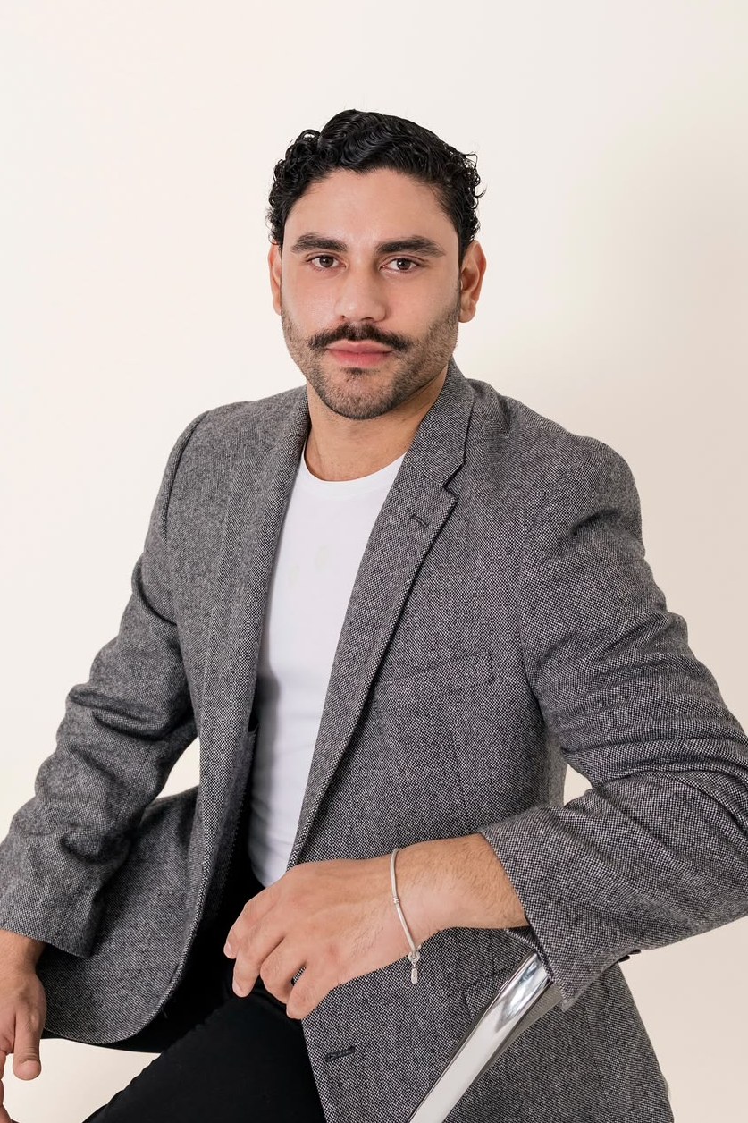 Dr. Tasso Danilo, médico com pós-graduação em Dermatologia, em retrato de estúdio com fundo neutro
